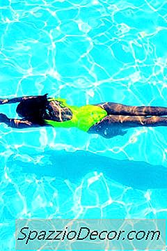 Калориите Се Изгарят По Време На Свободното Плуване В Басейн