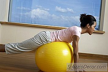 Apakah Memantul Pada Bola Yoga Membantu Anda Menurunkan Berat Badan?