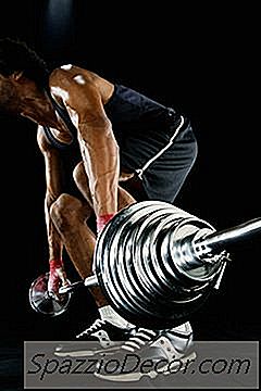 Adakah Ia Penting Jika Anda Menggunakan Dumbbells Atau Barbells Untuk Deadlifts?