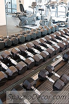 Folosiți O Varietate De Aparate De Gimnastică Pentru A Vă Provocați Mușchii În Diferite Moduri.