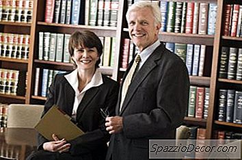 Cât De Mult Face Un Avocat Penală Într-Un An?