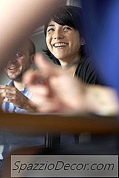 सहकर्मियों की सहायता और प्रेरणा कैसे करें