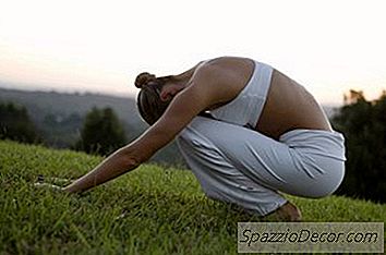 De Rug Stretchen Met Een Zere Staartbeen