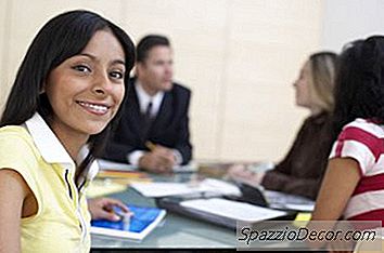 Kako Napisati Lijepu Uvodnu E-Poštu Kada Započnete Novi Posao