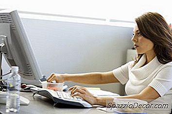 W Jaki Sposób Osoba, Która Jest Cicha W Miejscu Pracy, Będzie Oglądana?