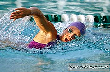 30 Yüzme Dakikaları Koşu Bandı Üzerinde Bir Saat Çalışmaktan Daha Mı İyi?