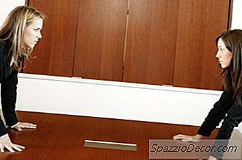 法官与比赛 在工作场所的感知者