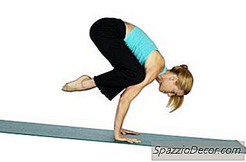 在手肘瑜伽姿势的膝盖