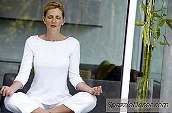 Kundalini Yoga Inkorporerer Fysiske Bevegelser Med Pust, Mantra Og Meditasjon, Med Mer Vekt På Meditasjon Og Chanting Enn De Fleste.