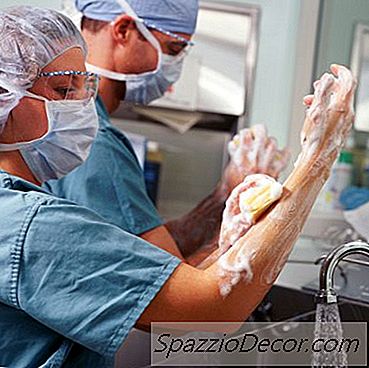 A เทียบกับ Neurosurgeon นักประสาทวิทยา