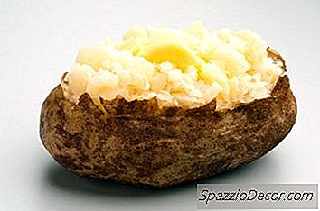 Näringsämnen För En Bakad Potatis Med Smör
