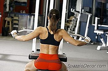 Uma Pulldown Lat Deve Ser Feita Atrás Da Cabeça?