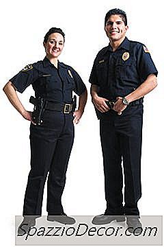 Fiți Pregătiți Să Cumpărați Un Echipament Uniform, De Arme Și De Taxă Atunci Când Mergeți La O Academie De Poliție.