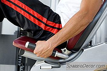 앉아 다리 프레스 기계를 사용할 때 사용하는 기술은 무엇입니까?