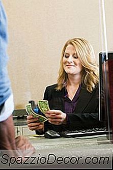 बैंकिंग टेलर सेवा बनाम। ग्राहक सेवा