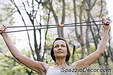 Exerciții De Ridicare A Sânilor Cu O Bandă De Rezistență