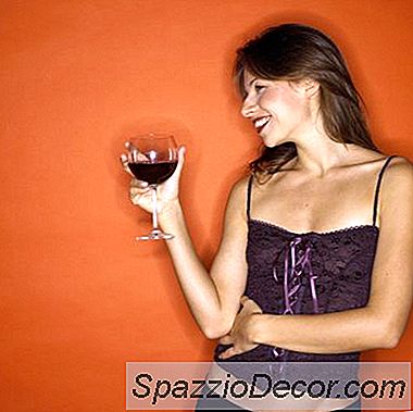 Você Pode Beber Álcool Se Você Está Tentando Obter Um Estômago Liso?