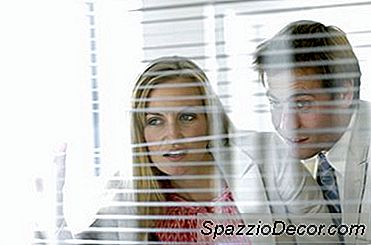 Colega De Trabalho Afetada Negativamente Por Um Caso No Local De Trabalho