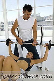 Declínio Bench Press Vs. Incline Supino