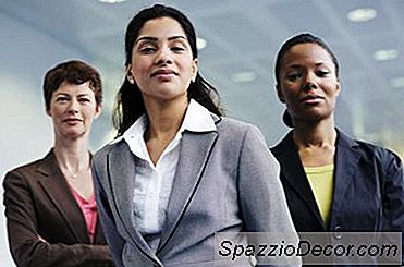 Paralegal Görüşme İçin Bir Takım Elbise Giymek Gerekiyor Mu?