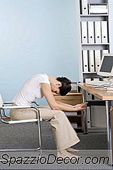 Oefeningen Gedaan Aan Uw Bureau Om Uw Rug Te Versterken