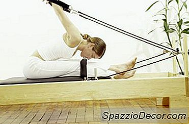 Exerciții Pentru Flexibilitatea Flexului Șoldului Pe Reformatorul Pilates