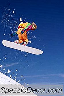 Consertando Um Arranhão Em Cima De Um Snowboard