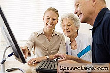 Daha Eski Çalışanlara Daha Genç Patronlar Tarafından Nasıl Tedavi Edilir?