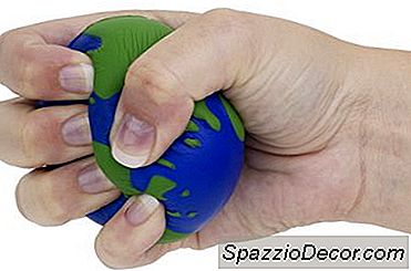Cómo Ejercitar Manos Y Dedos Pequeños Usando Una Pelota