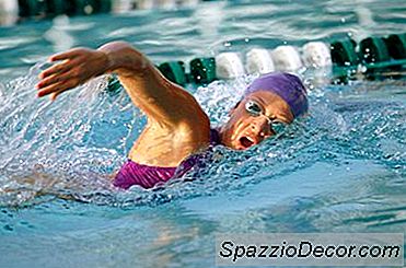 วิธีการรับอัตราการเต้นของหัวใจสูงสุดสำหรับการว่ายน้ำ