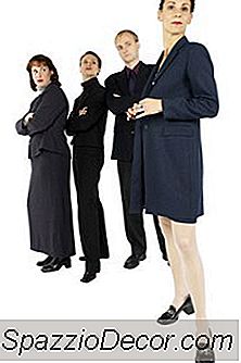 Hoe Jaloezie Tijdens Het Werk Aan Te Pakken