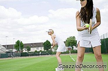 महिलाओं के लिए डबल्स टेनिस में सुधार कैसे करें