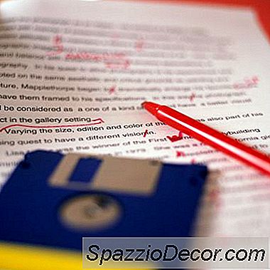 Como Se Apresentar Como Um Editor De Jornal Para Um Trabalho Por E-Mail