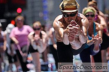 Hoe Bikram Yoga Poses Aanpassen