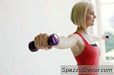 女性のためのダンベルを使用して胸を引き締める方法