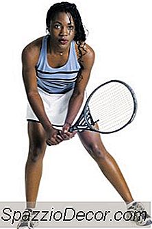 Wie Man Seine Füße Benutzt, Um Sich In Eine Position Zu Bewegen, Um Einen Tennisball Zu Schlagen