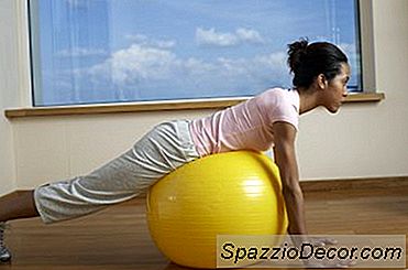 Wie Man Einen Yoga-Ball Zum Straffen Der Beine Und Gesäßmuskulatur Benutzt
