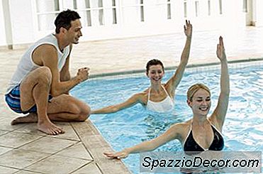 Wie Sie Ihre Bauchmuskeln Im Pool Trainieren