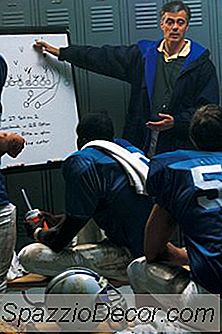 A Descrição Do Trabalho De Um Treinador De Futebol De Cabeça