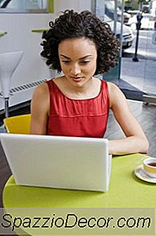 Prøver Til At Svare På Online Jobannoncer