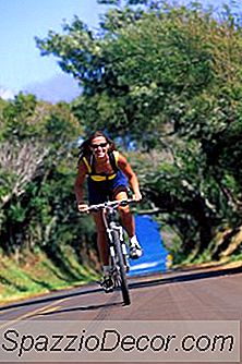 Músculos Peitorais Doloridos Após Escaladas De Ciclismo