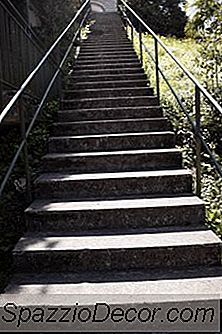 Escada Escalando Para Aparar A Gordura Fora Dos Quadris