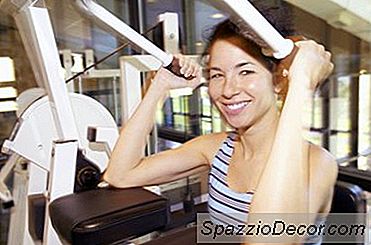 Allenamento Della Forza Per Le Donne Che Usano Le Macchine