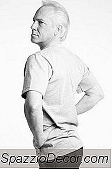 Sert Sırt, Omuz Ve Boyun Gevşetmek İçin Uzanır