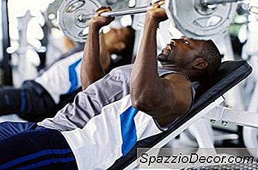 Exercícios De Tríceps, Bíceps, Peito E Músculo Traseiro Para O Ginásio Total