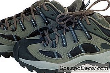 Apa Lubang Tali Ekstra Dalam Sepatu Tenis?