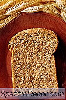 Quali Sono I Benefici Per La Salute Di Pancetta, Uova E Formaggio Sul Pane Tostato Di Frumento?