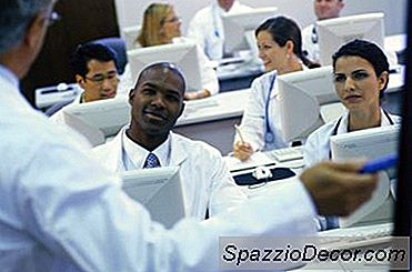 Wat Doen Chirurgen En Artsen?