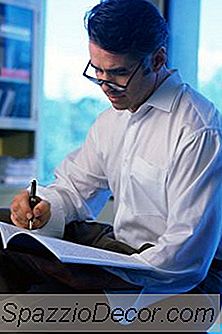 एक सहायक संपादक क्या करता है?