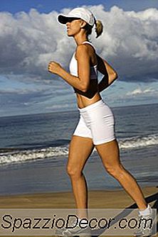 การออกกำลังกายรูปแบบใดที่ช่วยให้คุณลดน้ำหนักในต้นขาและก้น?